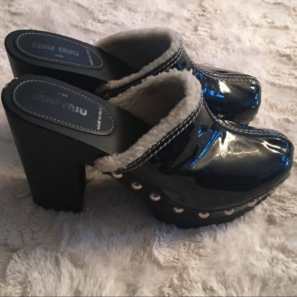 Miu Miu Black patent faux shearling lined clogs - Picture 3 of 5